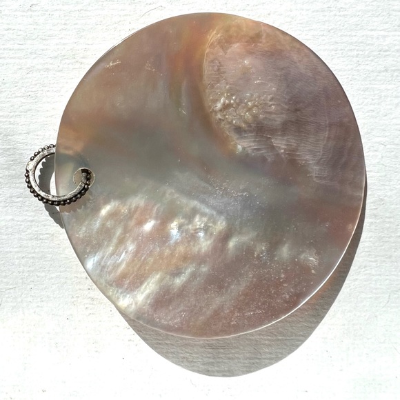 Round shell pendant - Picture 2 of 3